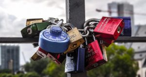 padlocks-1009021_1280