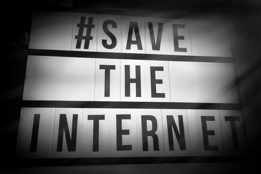 Panneau avec dessus écrit Save the internet