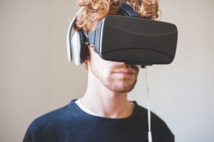 Jeune homme avec un casque de réalité virtuelle