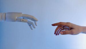 main de robot et main humaine